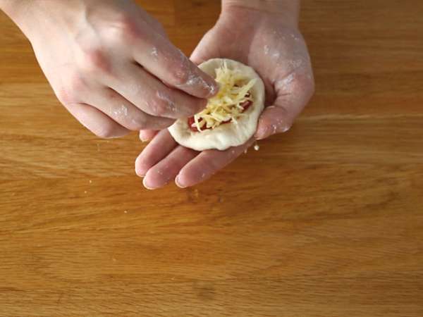 Кифлички за пица с пълнеж от шунка и сирене - Подготовка стъпка 4