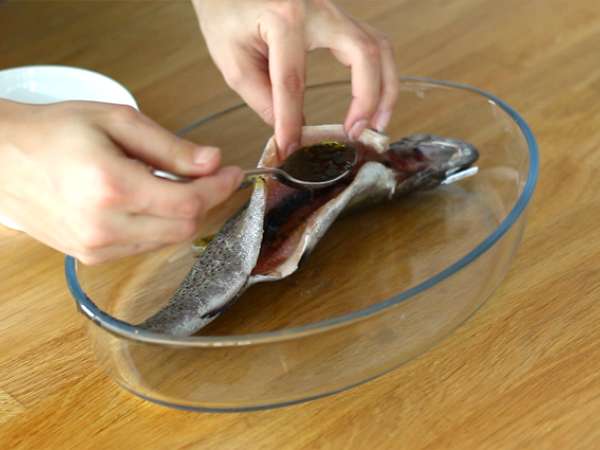 Пъстърва, печена на фурна, с мащерка и зехтин - Подготовка стъпка 2