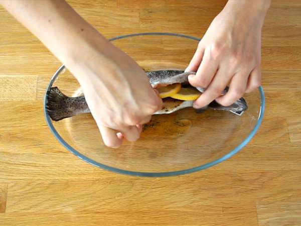 Пъстърва, печена на фурна, с мащерка и зехтин - Подготовка стъпка 3