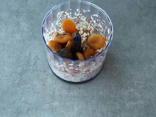 Енергийни топчета с кайсии, зелен чай и кокос - Подготовка стъпка 2