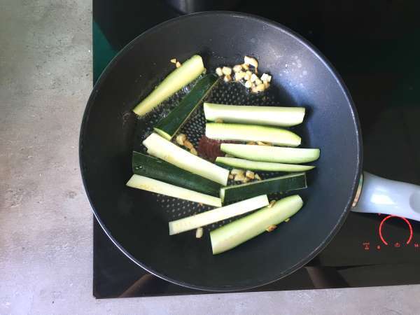 Тиквички с лимон и сирене фета - Подготовка стъпка 2