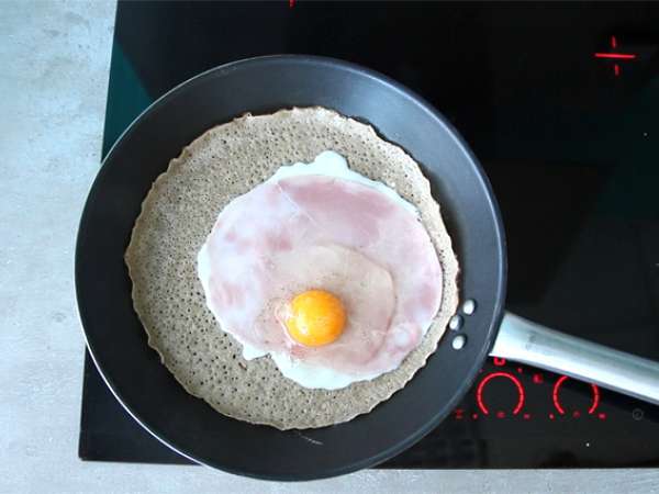 Пълнозърнести палачинки от елда с шунка, сирене и яйце - Подготовка стъпка 2