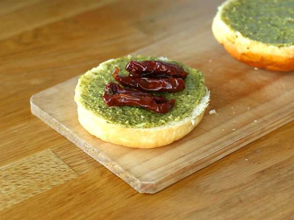 Бургер в италиански стил: сос песто, сушени домати, моцарела - Подготовка стъпка 2