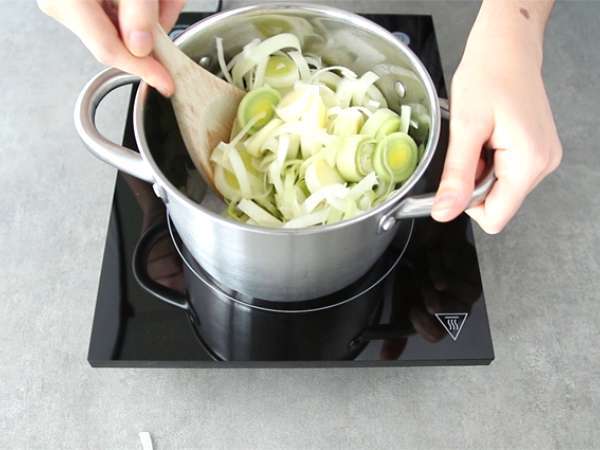 Супа от праз, кокосово мляко и къри - Подготовка стъпка 1