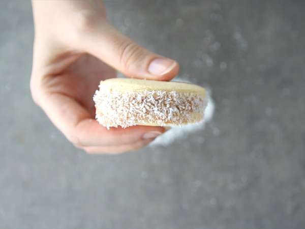 Alfajores - аржентински сладкиши с млечен конфитюр и кокос - Подготовка стъпка 7