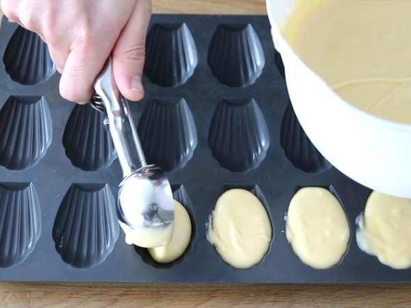 Лесна рецепта за обикновени, пухкави мадленки - Подготовка стъпка 3