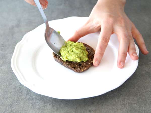 Тост с авокадо и поширано яйце - Подготовка стъпка 3