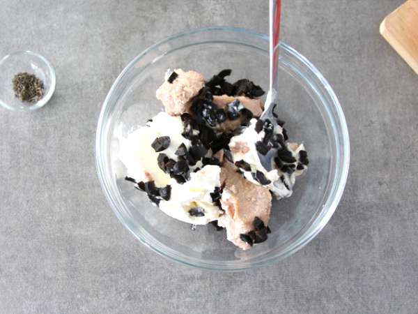 Домати, пълнени с риба тон, фреш и маслини - Подготовка стъпка 2