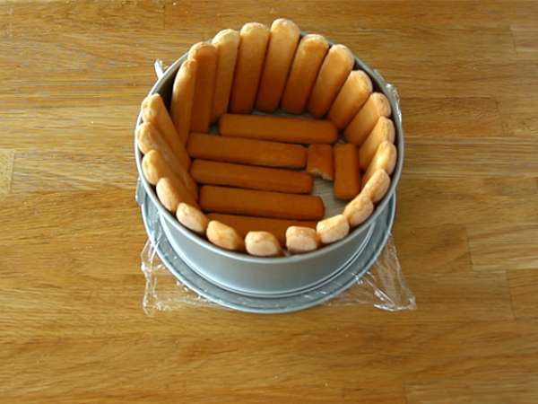 Шарлот с круши и препечени бадеми - Подготовка стъпка 1