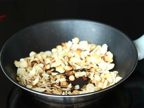 Шарлот с круши и препечени бадеми - Подготовка стъпка 3