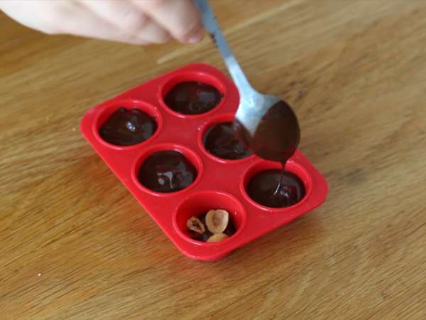 Горещи шоколадови близалки: черен шоколад + печени лешници - Подготовка стъпка 2