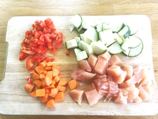 Киноа със зеленчуци и пилешко месо - Подготовка стъпка 1