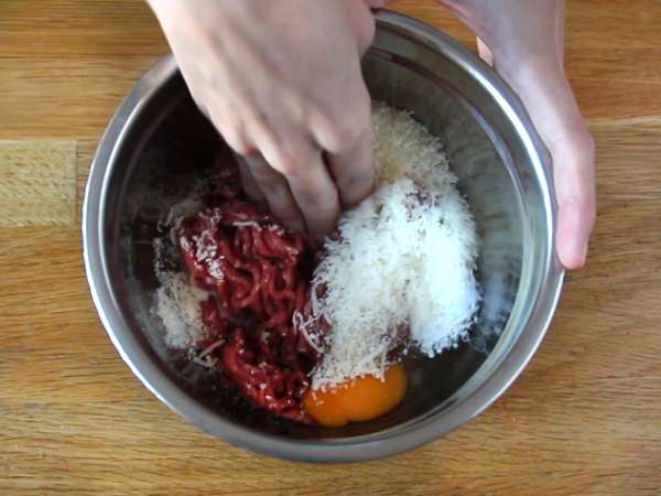 Телешки кюфтета, пълнени със сирене моцарела - Подготовка стъпка 2