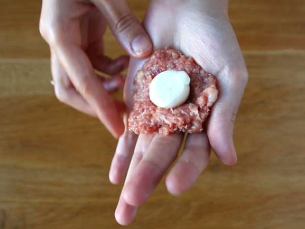 Телешки кюфтета, пълнени със сирене моцарела - Подготовка стъпка 3