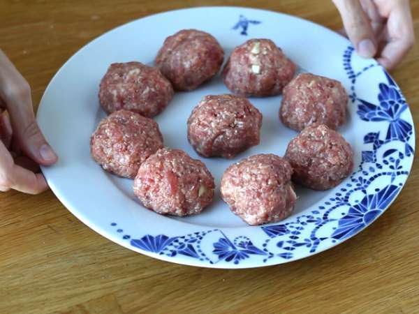 Телешки кюфтета, пълнени със сирене моцарела - Подготовка стъпка 4