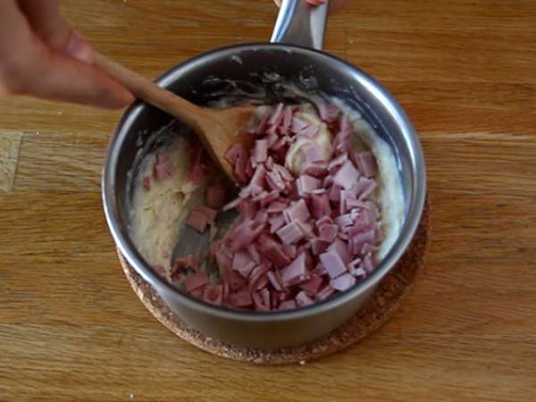 Палачинки с пълнеж от сос бешамел, сирене и шунка - Подготовка стъпка 8
