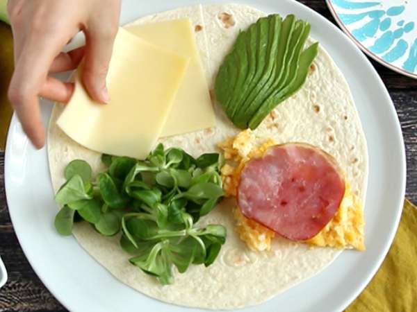 Обвивка на скара в стил късна закуска - Tortilla Wrap Hack - Подготовка стъпка 3