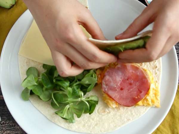Обвивка на скара в стил късна закуска - Tortilla Wrap Hack - Подготовка стъпка 4