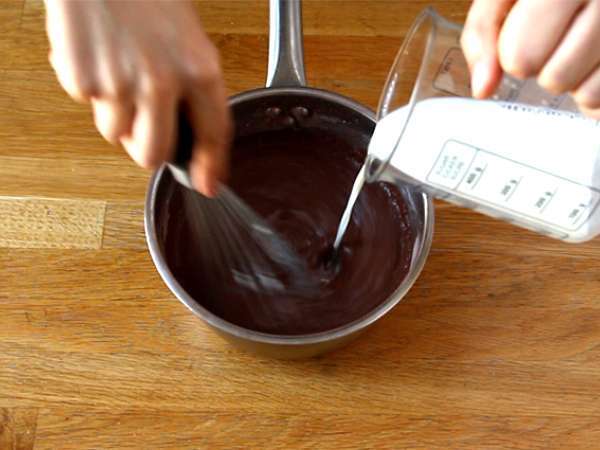 Великденски яйца, пълни с шоколадов десерт крем и M&M's - Подготовка стъпка 1