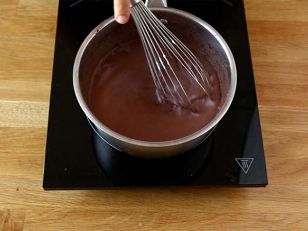 Великденски яйца, пълни с шоколадов десерт крем и M&M's - Подготовка стъпка 2