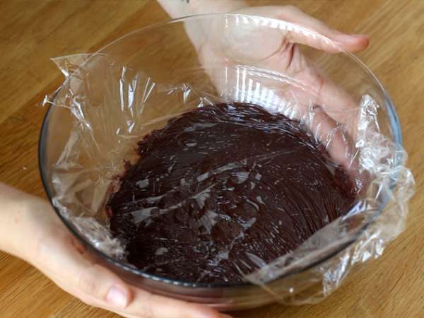 Великденски яйца, пълни с шоколадов десерт крем и M&M's - Подготовка стъпка 3