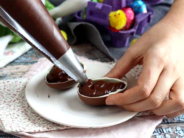Великденски яйца, пълни с шоколадов десерт крем и M&M's - Подготовка стъпка 4
