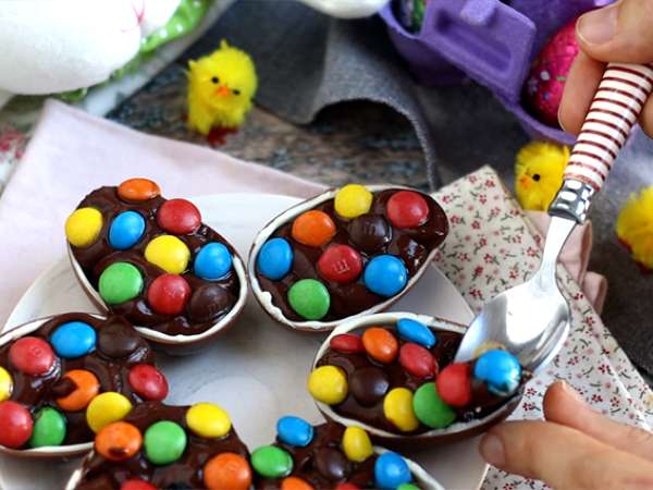 Великденски яйца, пълни с шоколадов десерт крем и M&M's - Подготовка стъпка 5