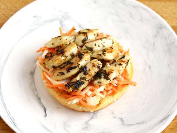 Сандвич с мариновано пилешко със зелева салата, домати и босилек - Подготовка стъпка 2