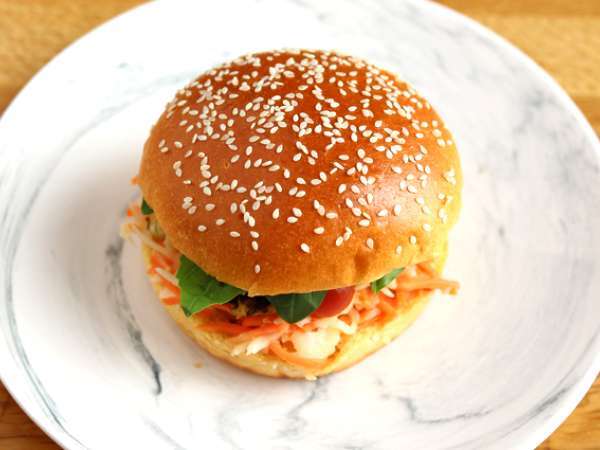 Сандвич с мариновано пилешко със зелева салата, домати и босилек - Подготовка стъпка 4