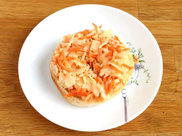 Сандвич с багел с пуешко месо, зелева салата, твърдо сварено яйце - Подготовка стъпка 1