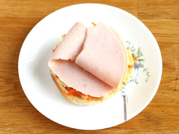 Сандвич с багел с пуешко месо, зелева салата, твърдо сварено яйце - Подготовка стъпка 2