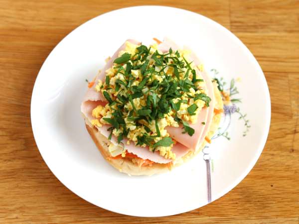 Сандвич с багел с пуешко месо, зелева салата, твърдо сварено яйце - Подготовка стъпка 3