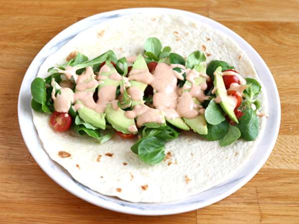 Обвивка за сандвич с чоризо, авокадо и домати - Подготовка стъпка 2