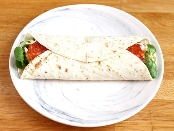 Обвивка за сандвич с чоризо, авокадо и домати - Подготовка стъпка 4