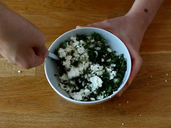 Турски палачинки, пълнени с фета, лимон и магданоз - Gözleme - Подготовка стъпка 4