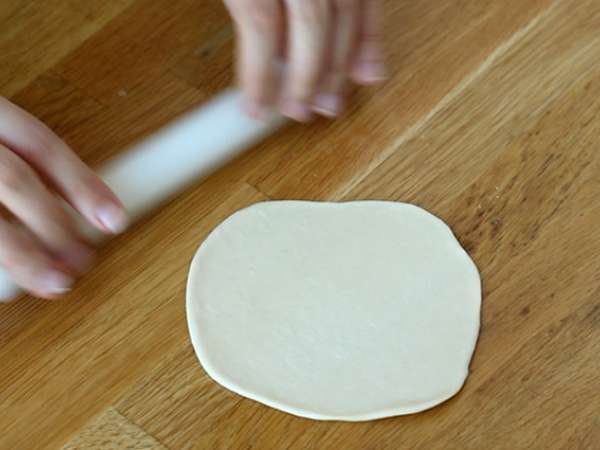 Турски палачинки, пълнени с фета, лимон и магданоз - Gözleme - Подготовка стъпка 5