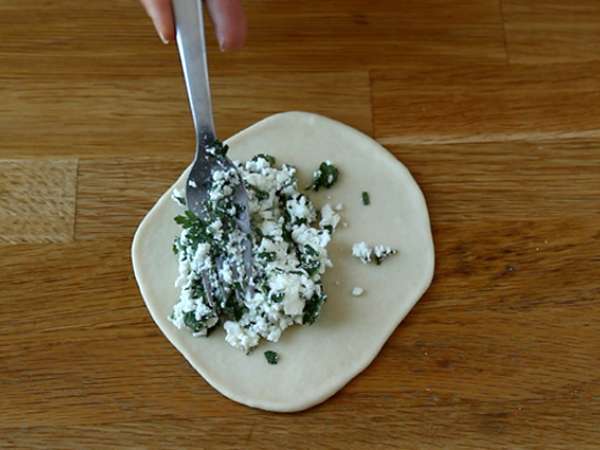 Турски палачинки, пълнени с фета, лимон и магданоз - Gözleme - Подготовка стъпка 6