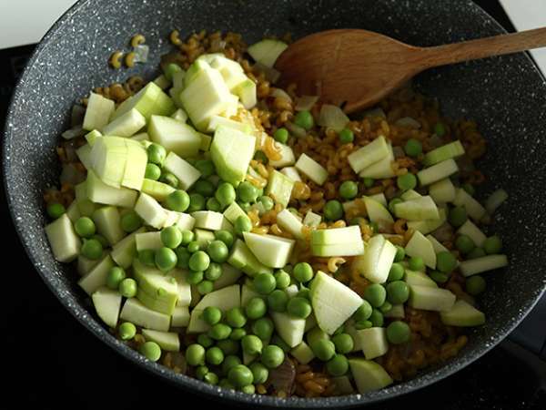 Ризото с кокичета, грах, тиквички, чесън и билково сирене - Подготовка стъпка 4