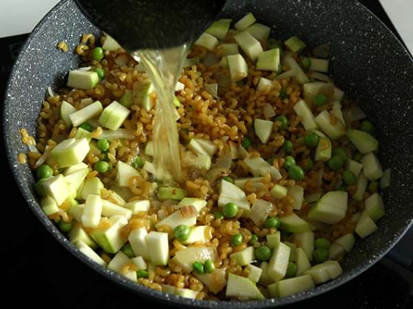 Ризото с кокичета, грах, тиквички, чесън и билково сирене - Подготовка стъпка 5