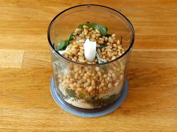 Домашно зелено песто - pesto alla genovese - Подготовка стъпка 1
