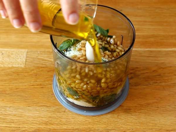 Домашно зелено песто - pesto alla genovese - Подготовка стъпка 2