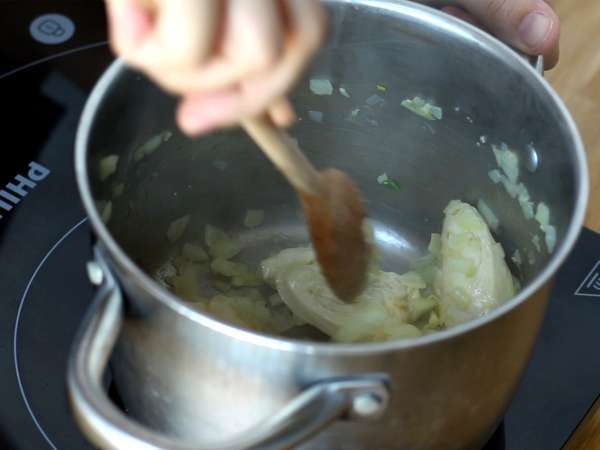 Макаронени изделия от една тенджера със спанак, козе сирене и пилешко месо - Подготовка стъпка 1
