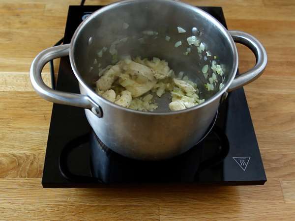 Макаронени изделия от една тенджера със спанак, козе сирене и пилешко месо - Подготовка стъпка 2