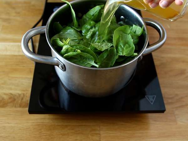 Макаронени изделия от една тенджера със спанак, козе сирене и пилешко месо - Подготовка стъпка 3