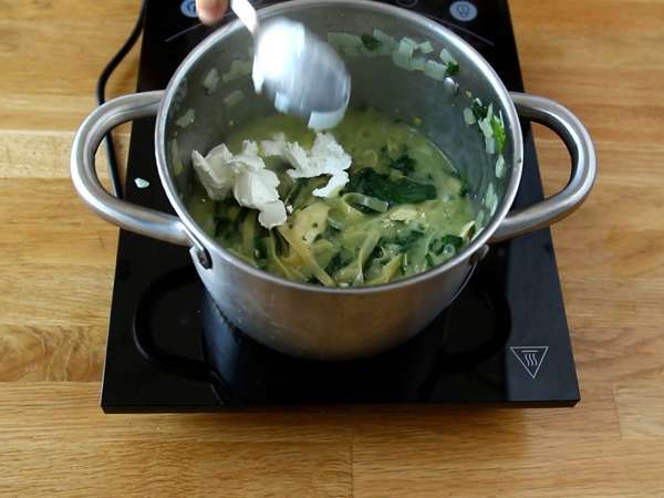 Макаронени изделия от една тенджера със спанак, козе сирене и пилешко месо - Подготовка стъпка 4