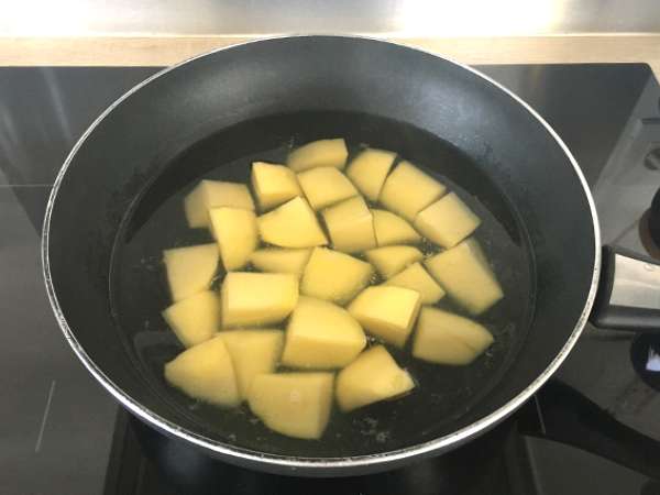 Салата от картофи, риба тон и домати - Подготовка стъпка 1