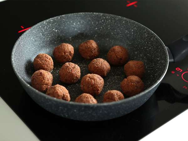 Вегетариански кюфтета от сейтан с доматен сос - Подготовка стъпка 4