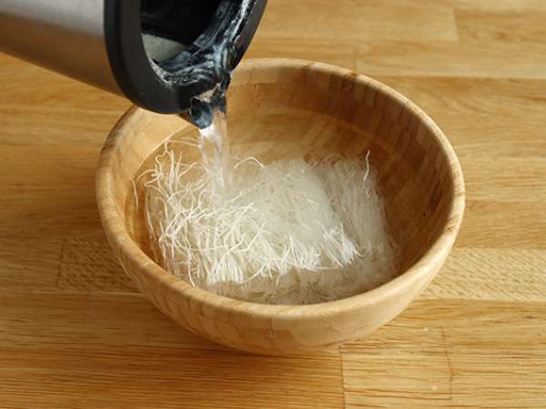 Салата от вермичели, скариди, авокадо, яйца и кориандър - Подготовка стъпка 1