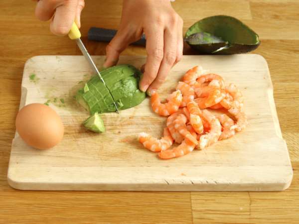 Салата от вермичели, скариди, авокадо, яйца и кориандър - Подготовка стъпка 2