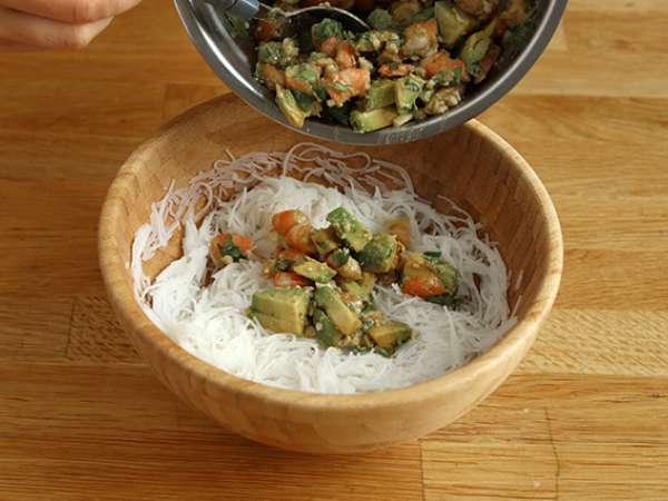 Салата от вермичели, скариди, авокадо, яйца и кориандър - Подготовка стъпка 4